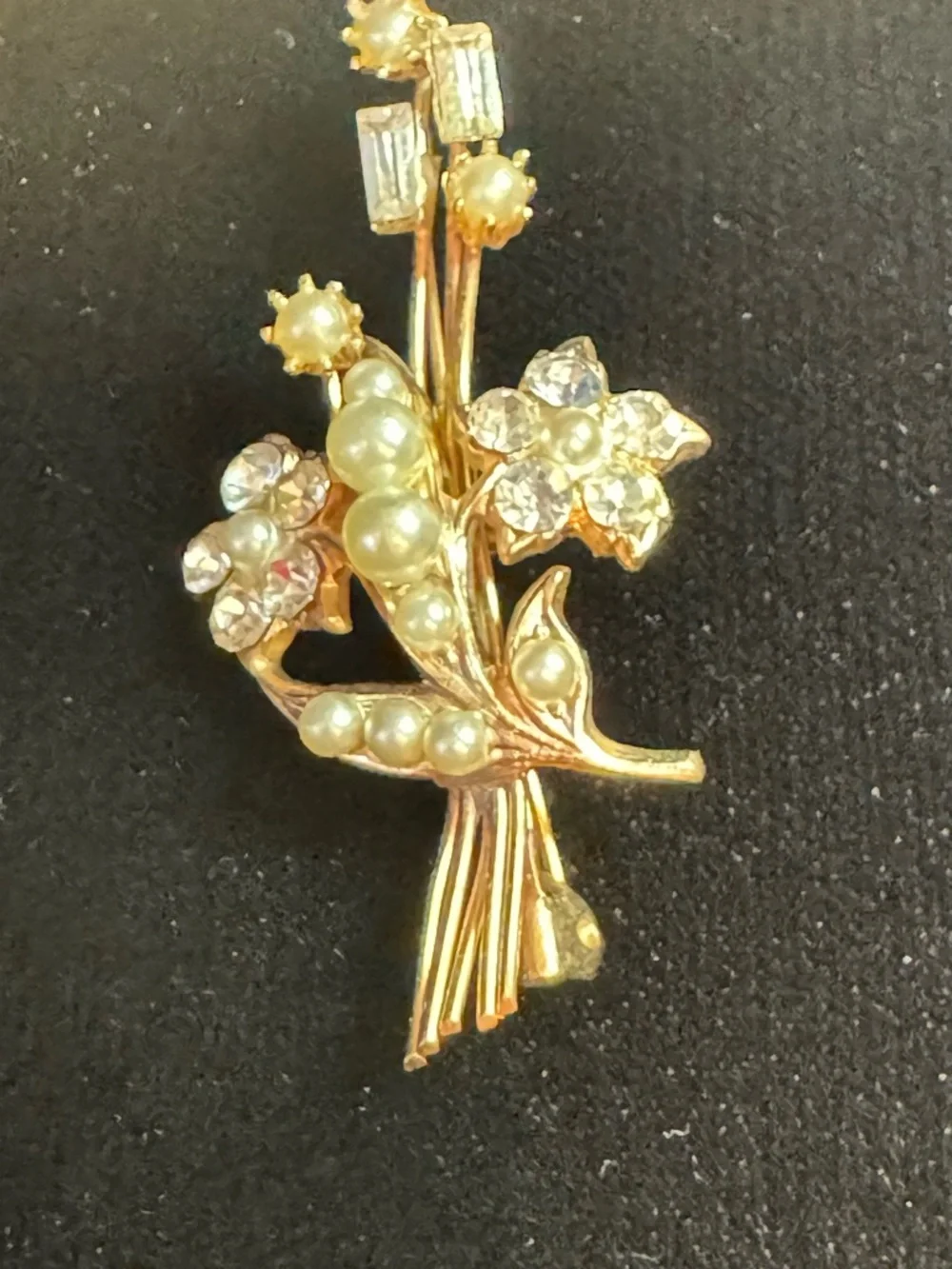 VTG delicate gold tone floral brooch w/faux pearls & clear rhinestone accents